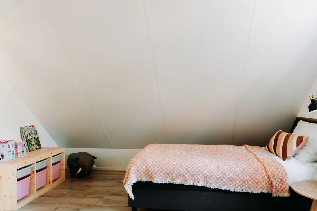 slaapkamer met speelhoek vakantiehuis Vosje op de Veluwe