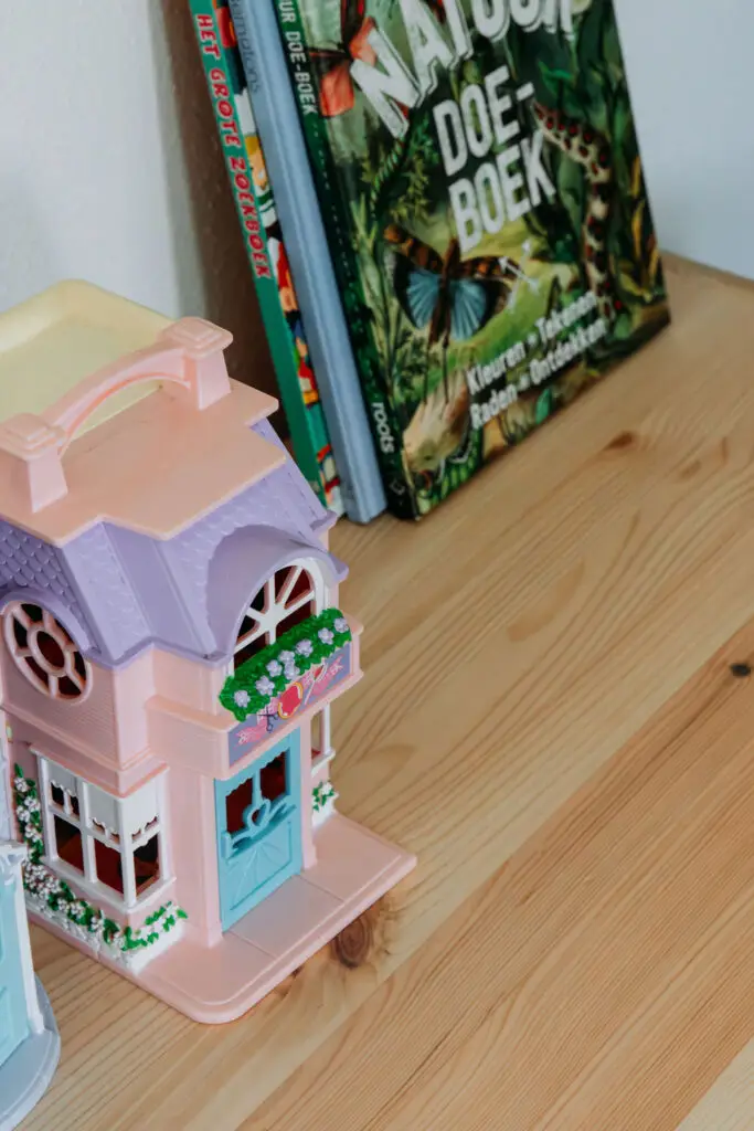 poppenhuis en kinderboeken bij vakantiehuis Vosje op de Veluwe