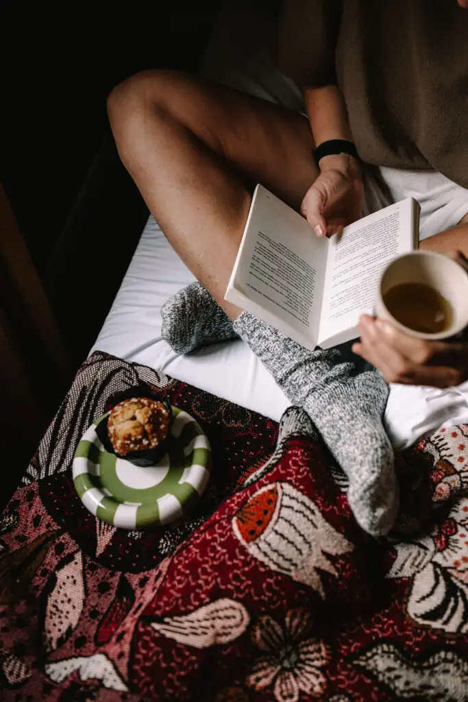 gast leest boek bij Vakantiehuis Vosje op de Veluwe