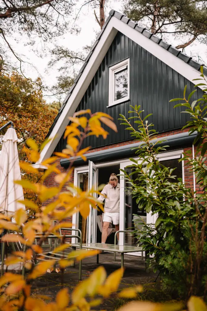 gast stapt naar buiten bij de tuindeuren