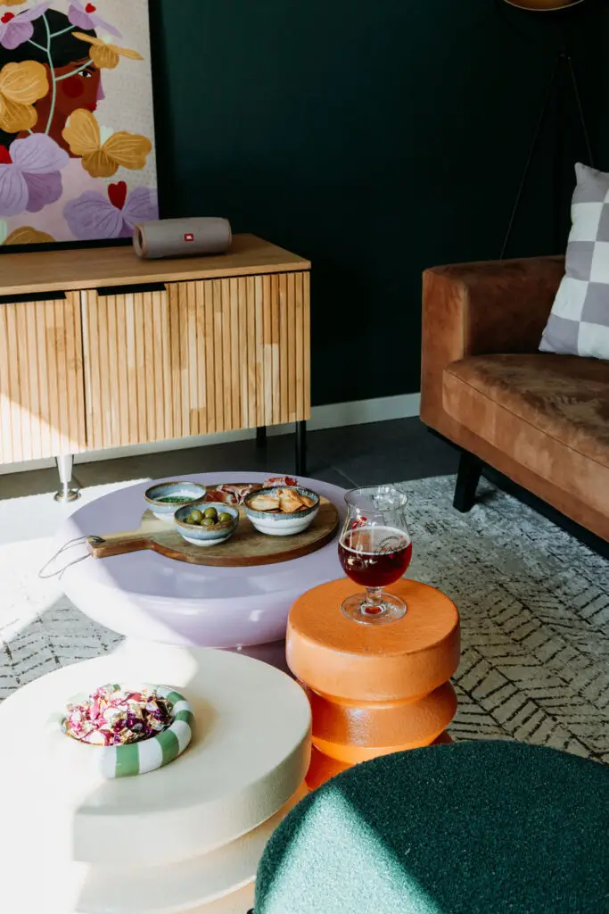 Kleurrijke en sfeervolle woonkamer Vakantiehuis Vosje op de Veluwe